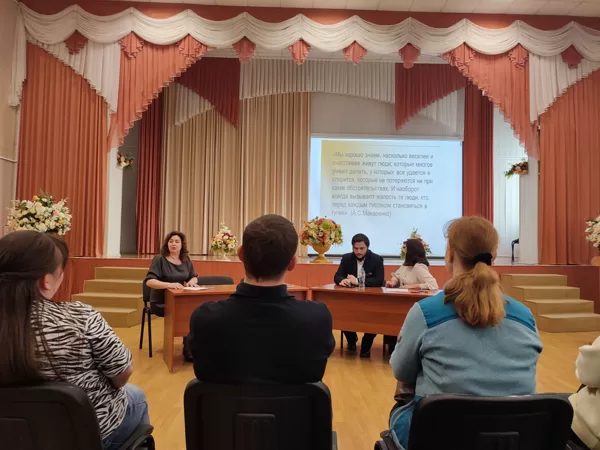 заседание семейного клуба с приглашенными специалистами центра "Патриот"